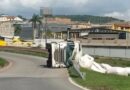 Carreta carregada com farinha tomba no trevo de Itaúna