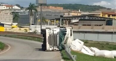 Carreta carregada com farinha tomba no trevo de Itaúna