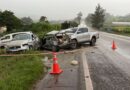 Carro atravessa na frente de picape, bate, deixa um morto e dois feridos na MG-050