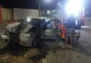 Mulher colide carro com poste na Avenida JK