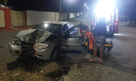Mulher colide carro com poste na Avenida JK