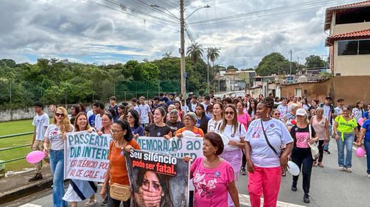 Deputada Lohanna participa da 13ª Caminhada contra a Violência Doméstica em Itaúna e presta homenagem a mulheres que inspiram