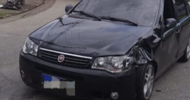 Acidente entre moto e carro de passeio na Avenida São João