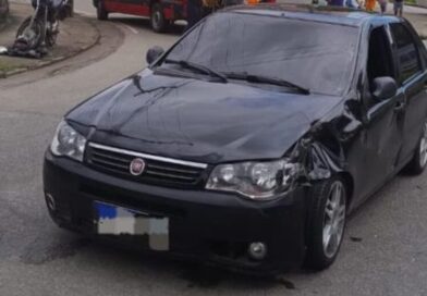 Acidente entre moto e carro de passeio na Avenida São João