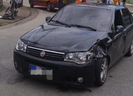 Acidente entre moto e carro de passeio na Avenida São João