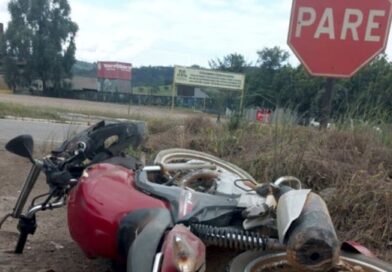 Motociclista fica ferido em colisão com carro na MG-431 na região do Calambau