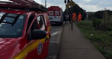 Bombeiros resgatam homem no pontilhão da Avenida São João