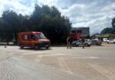 Bombeiros atendem ocorrência de colisão entre carro e moto na MG-431