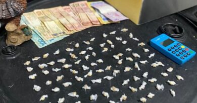 Jovem é abordado na Av. JK e PM apreende 181 pedras de crack