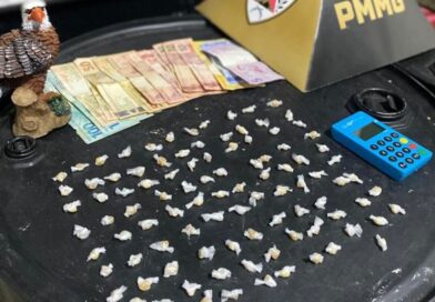 Jovem é abordado na Av. JK e PM apreende 181 pedras de crack