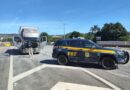 Adolescente de 14 anos é flagrado dirigindo caminhão carregado na Fernão Dias