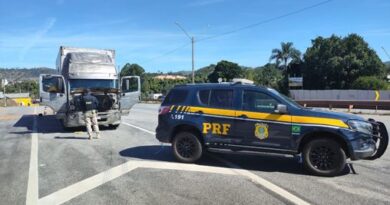 Adolescente de 14 anos é flagrado dirigindo caminhão carregado na Fernão Dias