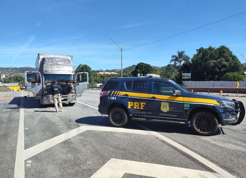Adolescente de 14 anos é flagrado dirigindo caminhão carregado na Fernão Dias
