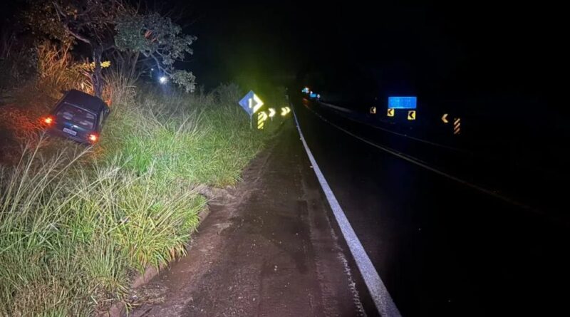 Motorista perde o controle de direção e colide com árvore na MG 050