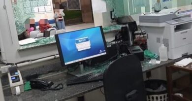 Irritado, rapaz quebra vidro da recepção do Hospital Manoel Gonçalves