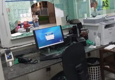 Irritado, rapaz quebra vidro da recepção do Hospital Manoel Gonçalves