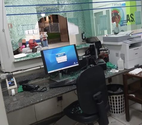 Irritado, rapaz quebra vidro da recepção do Hospital Manoel Gonçalves