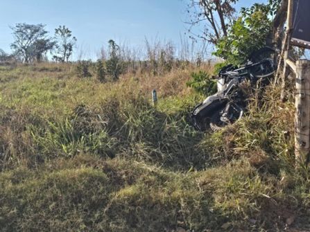 Casal fica ferido após moto sair da pista na MG-050
