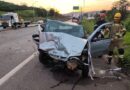 Carro na contramão causa batida frontal no trevo de Itaúna