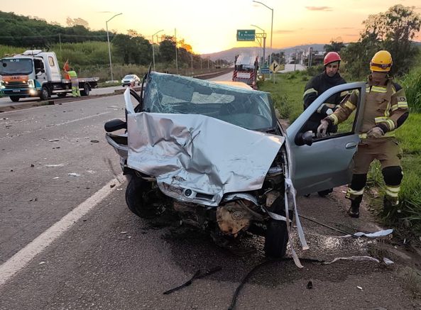 Carro na contramão causa batida frontal no trevo de Itaúna