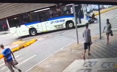 Duas mulheres ficam feridas em acidente na Av. Jove Soares