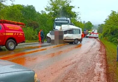Colisão entre van e carreta deixa dois mortos na MG-050