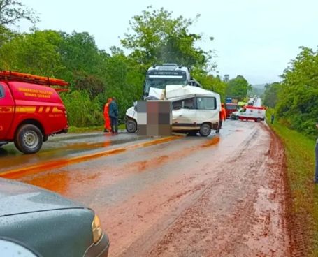 Colisão entre van e carreta deixa dois mortos na MG-050
