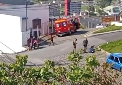 Acidente entre moto e carro no Alto do Rosário